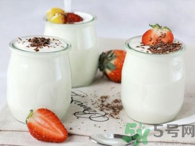 吃綠豆糕可以喝酸奶嗎？吃綠豆糕喝酸奶好不好？