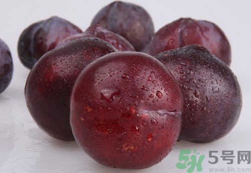 李子紅色甜還是黑色甜？李子黑色的比較甜嗎？