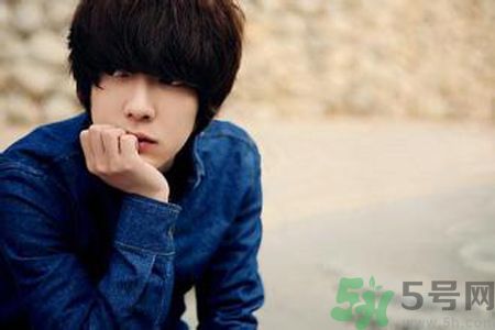 男生夏天長痘痘是什么原因？男生夏天長痘痘怎么辦？