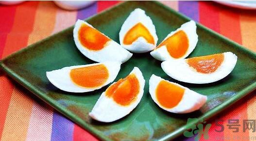 李子可以和咸鴨蛋一起吃嗎？李子能咸鴨蛋一起吃嗎？