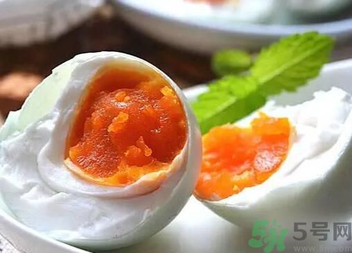 李子可以和咸鴨蛋一起吃嗎？李子能咸鴨蛋一起吃嗎？