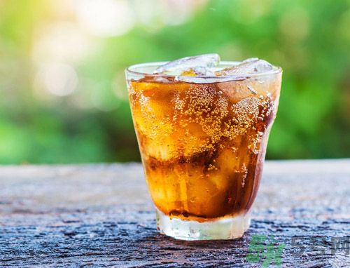 吃哈密瓜可以喝可樂(lè)嗎？喝可樂(lè)可以吃哈密瓜嗎？