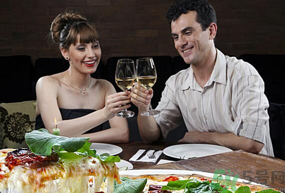 喝酒臉發(fā)白的人酒量好嗎？喝酒臉發(fā)白好不好？