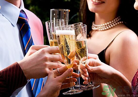 喝酒臉發(fā)白的人酒量好嗎？喝酒臉發(fā)白好不好？