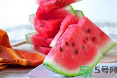 西瓜為什么不能挖著吃？西瓜用勺子挖著吃有什么危害？