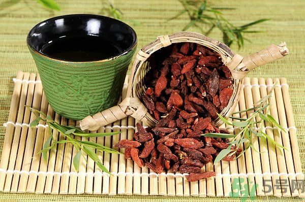 泡枸杞要用開水嗎？泡枸杞的水越熱越好嗎？