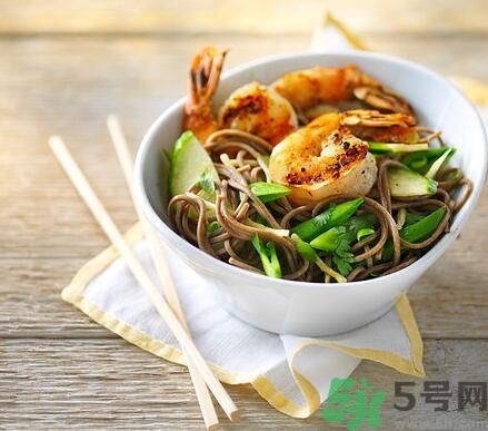 生菜可以和蝦一起吃嗎？生菜和蝦一起吃可以嗎？