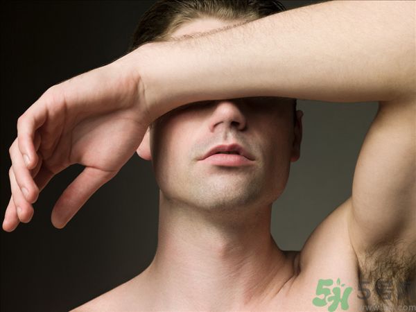 腋窩出汗是狐臭嗎？狐臭味大怎么辦？