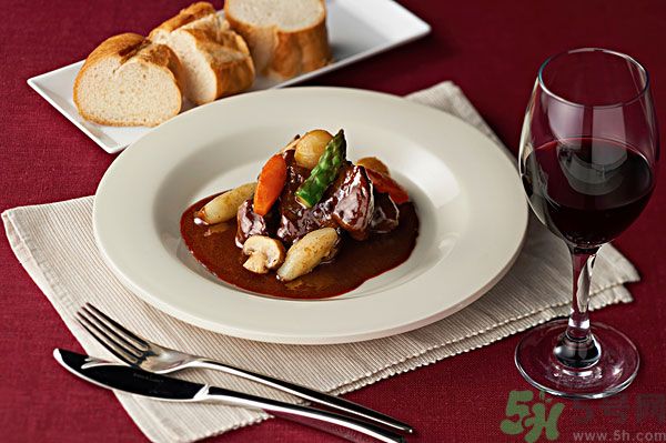 女生喝紅酒有什么好處？女生喝紅酒好嗎？