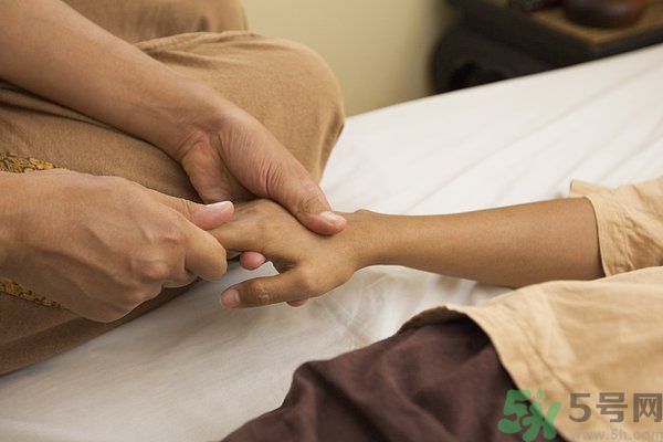 掰手指關(guān)節(jié)響好不好？掰手指關(guān)節(jié)響有危害嗎？