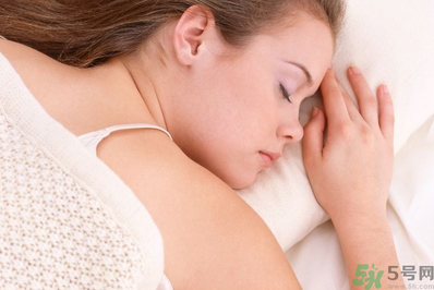 女生趴著睡覺好不好？女生趴著睡覺有什么壞處？