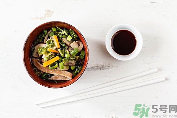 涼拌生菜放生抽還是老抽？涼拌菜放什么醬油好？