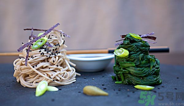 涼拌生菜放生抽還是老抽？涼拌菜放什么醬油好？