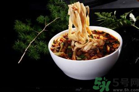 臊子面是哨子面嗎？臊子面和哨子面有什么區(qū)別？