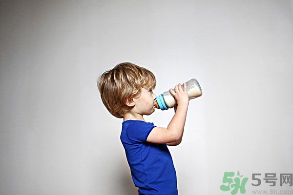 如何讓寶寶養(yǎng)成愛喝水的習(xí)慣？兒童智能水杯有啥功能？