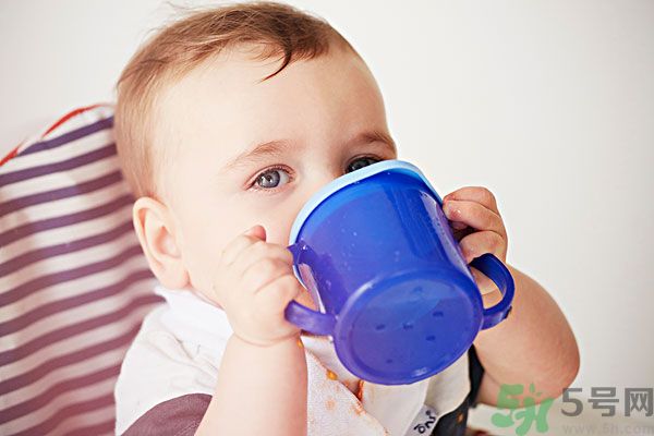 如何讓寶寶養(yǎng)成愛喝水的習(xí)慣？兒童智能水杯有啥功能？