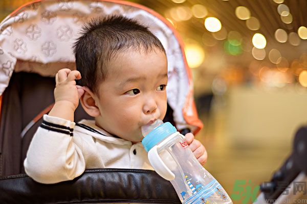 如何讓寶寶養(yǎng)成愛喝水的習(xí)慣？兒童智能水杯有啥功能？