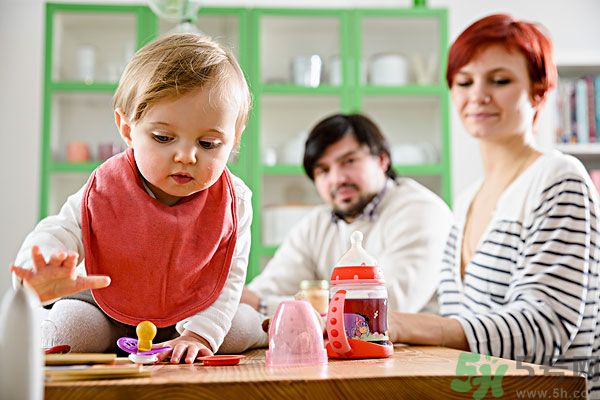 如何讓寶寶養(yǎng)成愛喝水的習(xí)慣？兒童智能水杯有啥功能？