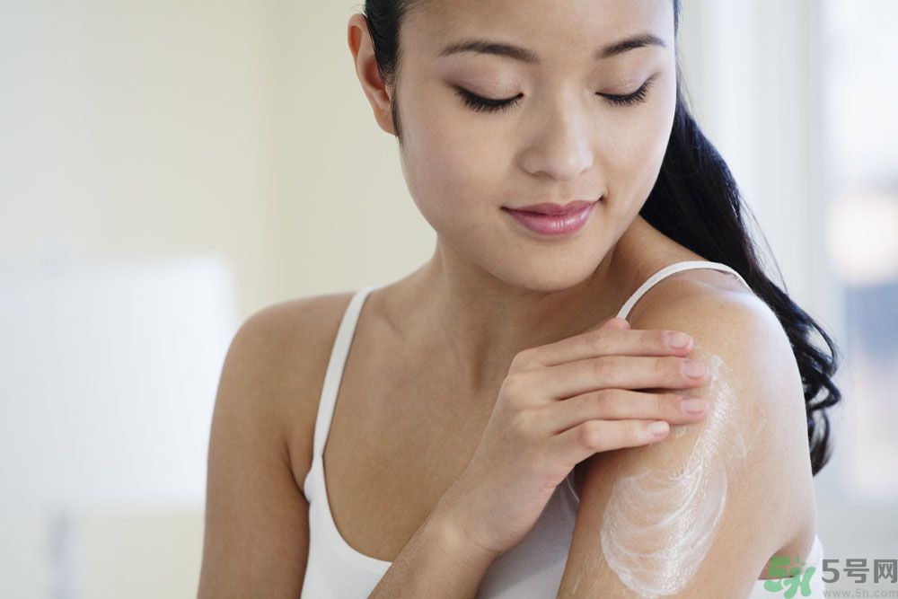 胳膊曬黑了多久能恢復？胳膊曬黑了怎么白回來？