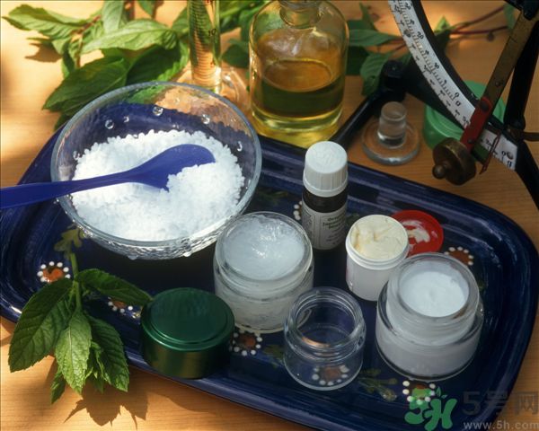 去年沒用完的防曬霜今年還能用嗎？擦護膚品直接用手取好嗎？