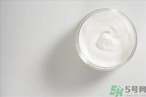 去年沒用完的防曬霜今年還能用嗎？擦護膚品直接用手取好嗎？