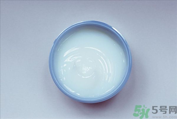 去年沒用完的防曬霜今年還能用嗎？擦護膚品直接用手取好嗎？