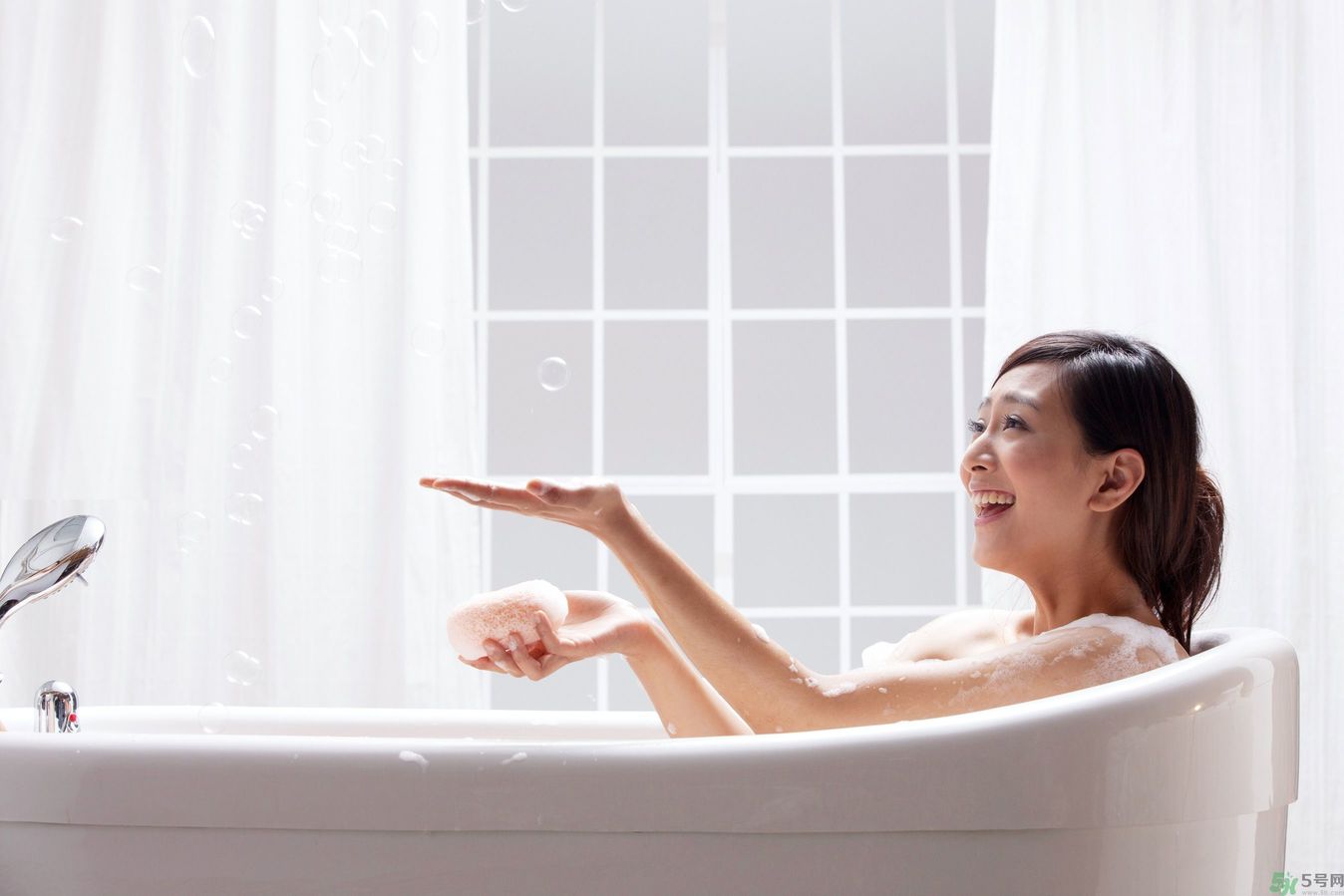 洗澡用沐浴露好還是香皂好？洗澡用什么洗的干凈？