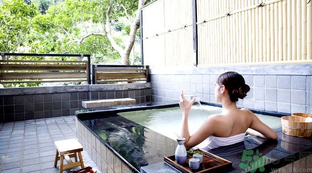 洗澡用沐浴露好還是香皂好？洗澡用什么洗的干凈？