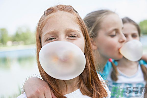 誤吞口香糖怎么辦呢？口香糖吃肚子里了怎么辦？