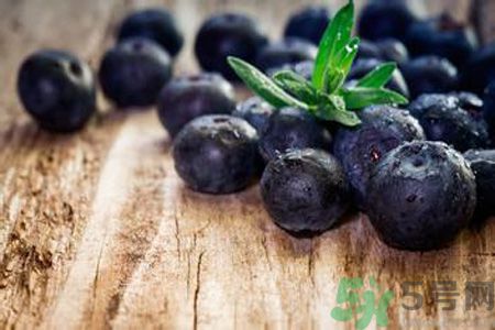 衣服上面染上了藍莓汁怎么辦？藍莓漬怎么清洗？