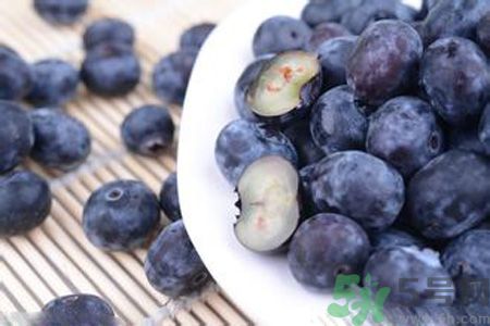 衣服上面染上了藍莓汁怎么辦？藍莓漬怎么清洗？