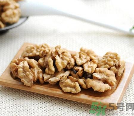 吃核桃會變聰明嗎?為什么吃核桃會變聰明 吃核桃會變聰明嗎?為什么吃核桃會變聰明