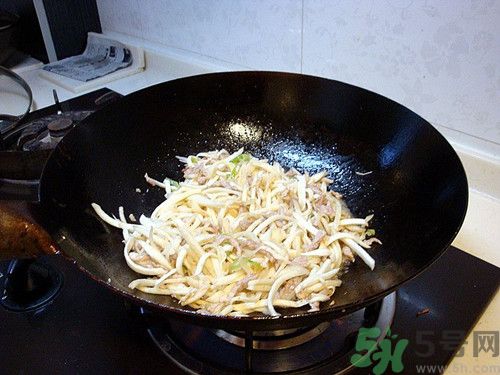 茭白沒(méi)炒熟可以吃嗎?茭白沒(méi)炒熟吃會(huì)怎么樣