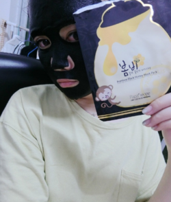 春雨黑面膜掉色是假的嗎？春雨黑盧卡面膜精華液顏色