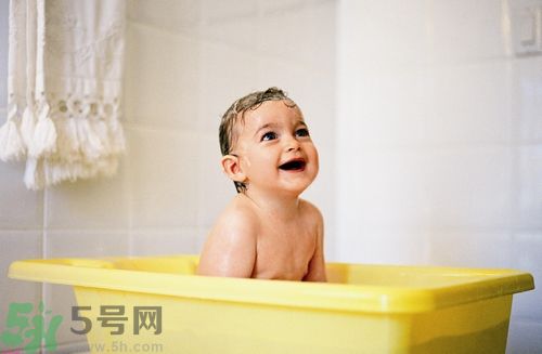 洗澡水里加花露水有什么好處?花露水洗澡的功效與作用 洗澡水里加花露水有什么好處?花露水洗澡的功效與作用