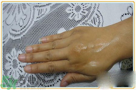 雅詩蘭黛特潤(rùn)修護(hù)肌透精華膠囊使用方法