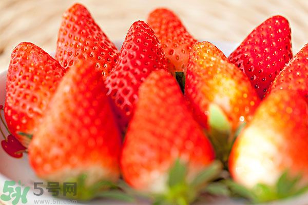 草莓污漬怎么去掉？草莓汁弄到衣服上怎么洗？