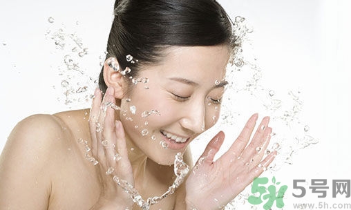 夏天用冷水洗臉好嗎？夏天用什么水洗臉比較好？