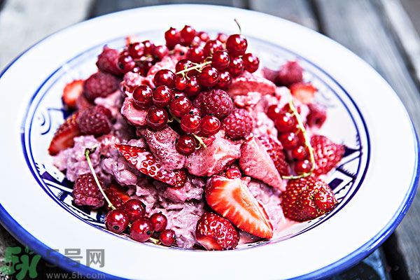 草莓和什么榨汁好喝？草莓榨汁搭配什么好？