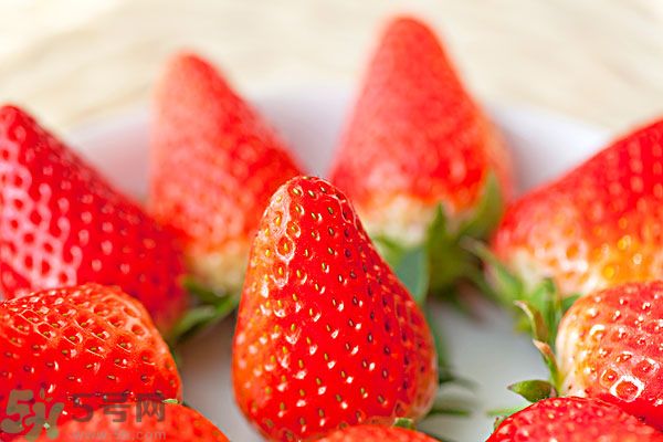 草莓污漬怎么去掉？草莓汁弄到衣服上怎么洗？