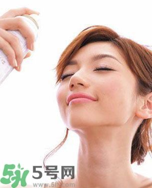 夏天臉油怎么辦？臉油怎么補妝？