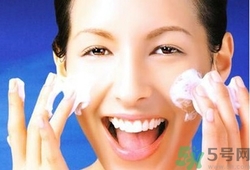 夏天用冷水洗臉好嗎？夏天用什么水洗臉比較好？