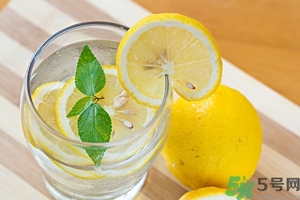 檸檬水能隔夜喝嗎？檸檬水的功效與作用