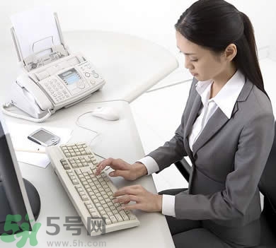 整天對(duì)著電腦，怎么減少對(duì)皮膚的傷害？