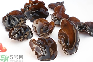 木耳能用開水泡嗎？泡木耳用熱水還是涼水好？