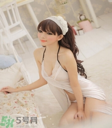 小胸怎么選情趣內(nèi)衣？小胸怎么選情趣內(nèi)衣不會(huì)顯得自己胸?。?></p><h4>微胖MM買情趣內(nèi)衣提示</h4><p>1如果是下身比較胖的MM，要避免高叉設(shè)計(jì)</p><p>2可以考慮選擇稍微長(zhǎng)款，不規(guī)則裁剪、有長(zhǎng)短層次的性感睡衣，這樣更能遮住肉肉哦！</p><h4>嬌小MM買情趣內(nèi)衣提示</h4><p>1避免蕾絲啊、緞帶啊花紋很繁復(fù)的款式，這樣的款式太壓身高啦！</p><h4>大多數(shù)MM都嘗試的款式</h4><p>買情趣內(nèi)衣如果不知道買什么好，那不如買長(zhǎng)度大于露出一半臀部的百褶裙，非常性感又遮肉</p>		</div>
<div align=