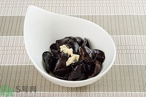 木耳能用開水泡嗎？泡木耳用熱水還是涼水好？