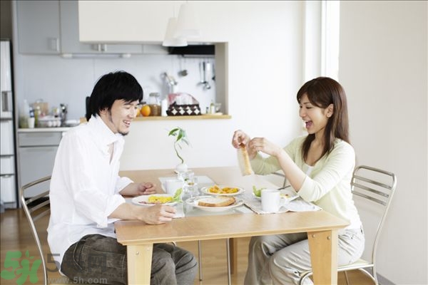 與16歲女孩同居犯法嗎？和16歲女生發(fā)生關(guān)系犯罪嗎？