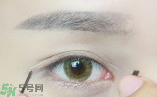 單眼皮怎么變雙眼皮了？單眼皮上面有一條線