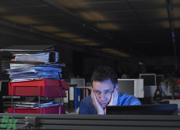 熬夜上火牙齦腫痛怎么辦？熬夜上火喉嚨痛怎么辦？